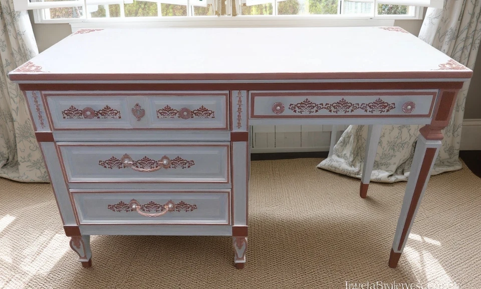 Escritorio de secretaria estilo provincial francés vintage - por Dixie Foto 2 de 4