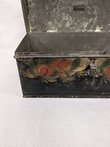 19. Jahrhundert Pennsylvania Tole bemalte Zinn Kuppel Top Box 7 1/8" x 3,5" x 3,75" - Bild 8 von 9