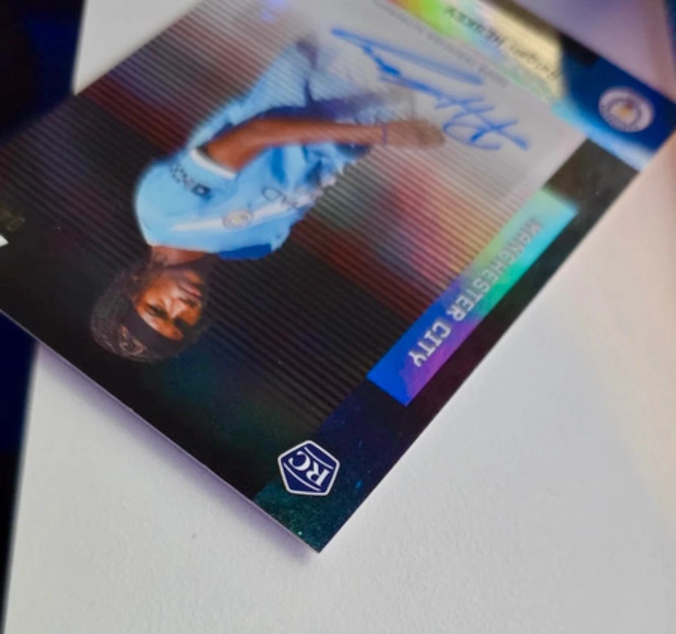 ️🔥2025-26 TOPPS TEAM REIGAN HESKEY /10 AUTO FIRST ROOKIE MANCHESTER CITY🔥 - Photo 3/4