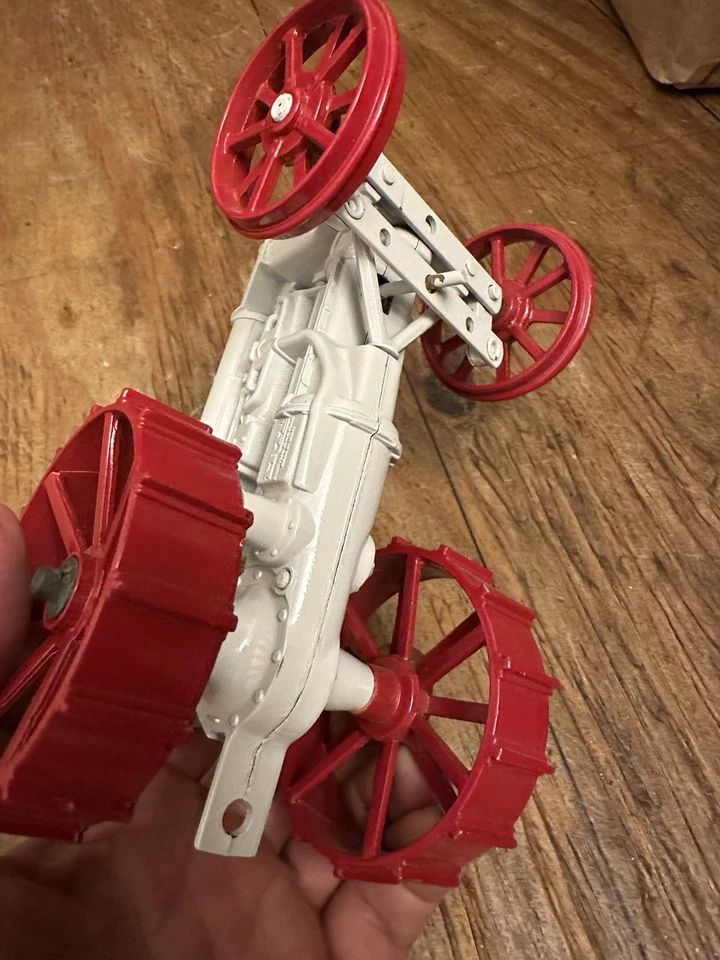 Tractor Fordson Modelo F 1/16 con ruedas de acero Foto 4 de 4