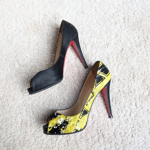 Christian Louboutin décolleté graffiti raso giallo/nero punta aperta, taglia 41/10 - Foto 8 di 10