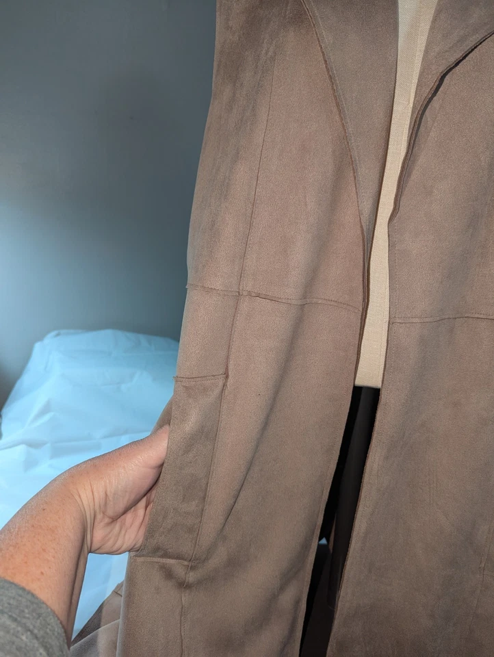 Chaleco largo Joan Vass beige/rosa neutro imitación gamuza frente abierto sin mangas mediano Foto 3 de 4