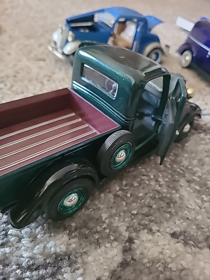 Lote de 3 Ford diecast 1/24. Clásico vintage. Ford cupé, camioneta, entrega Foto 2 de 4
