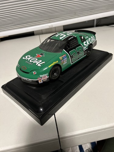 NASCAR ACTION ROBERT PRESSLEY #33 SKOAL BANDIT 1:18 1996 MONTE CARLO DIECAST. - Picture 3 of 6