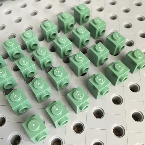 Lego Neu Menge 24 1x1 sandgrüner Stein mit 2 Knopf Nieten - Bild 1 von 3
