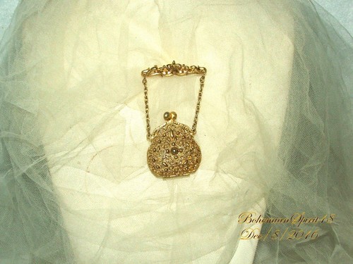 BROCHE/PIN BOLSO REAL DE METAL EN MINIATURA CON MOTIVO DE ESTILO VICTORIANO EN MINIATURA TONO DORADO - Imagen 4 de 5