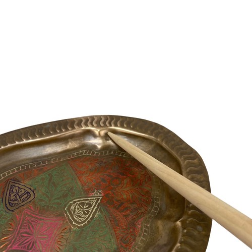 Bandeja de latón adornada pequeña ovalada de colección para atrapar todos los platos de 8" grabados con color - Imagen 7 de 8