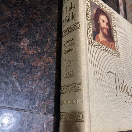 Vintage Holy Bible Fireside Family Edition Catholic 1977-1978 NAB - Imagen 2 de 12