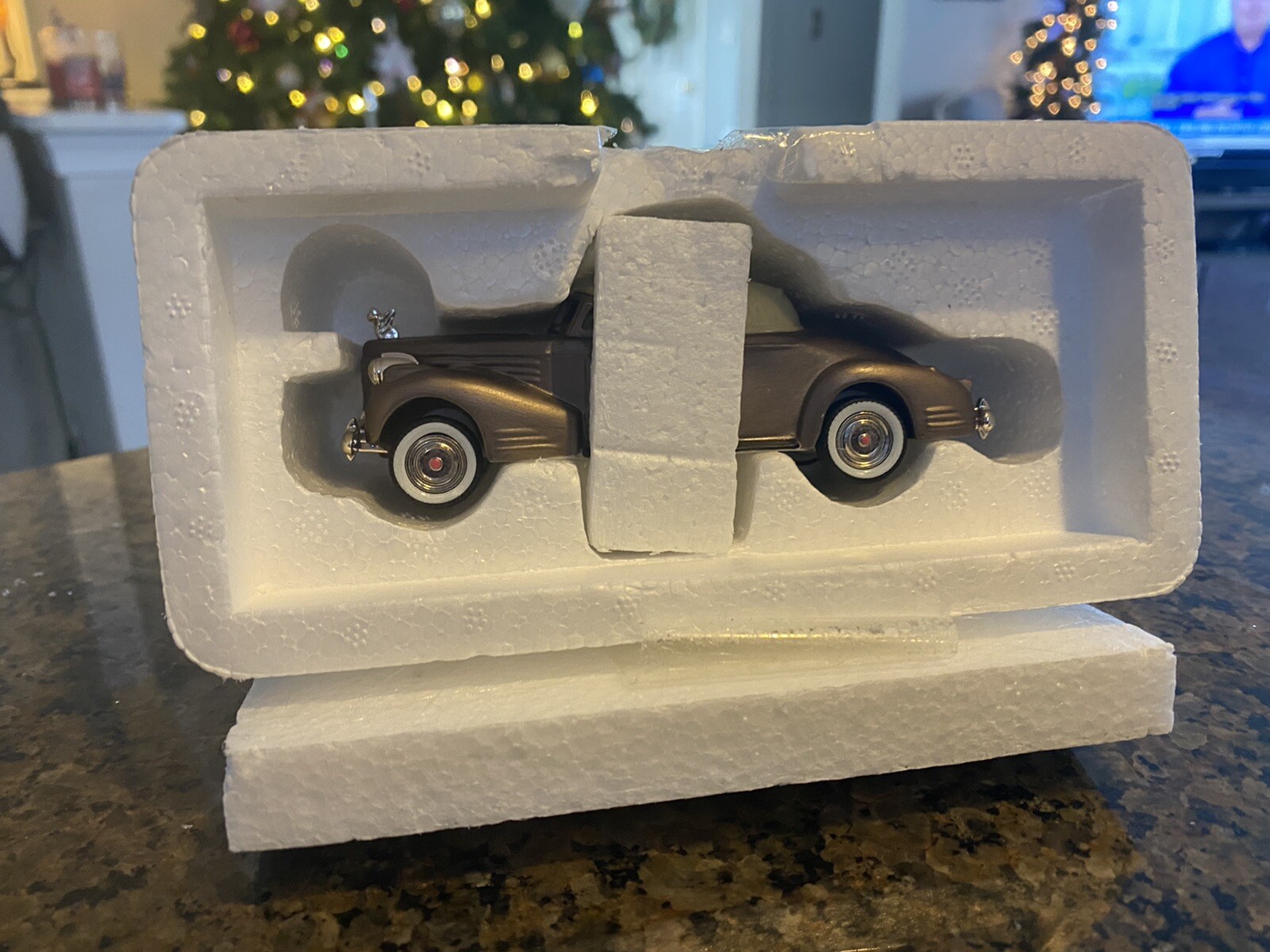 department 56 heritage village. 1940 V16 Cadillac Coupe. - Picture 3 of 3