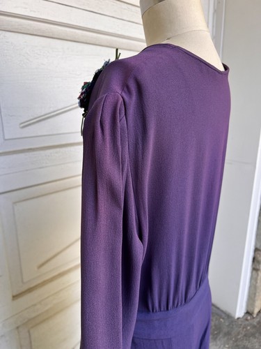 Vestido midi vintage de crepé de seda púrpura de los años 30 arco iris contraste cinturón botones roseta - Imagen 15 de 17