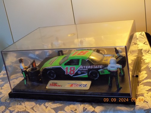 Nascar #18 Racing Champions diecast 1:24 pit stop and crew - Picture 3 of 6