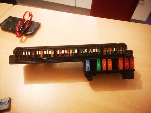 BMW E60 525i Sicherungskasten Stromverteiler vorne 6932452 61146932452  - Bild 1 von 3