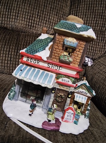 Librería Fred's Holiday Creek de colección pueblo navideño iluminado funciona limpio - Imagen 8 de 8