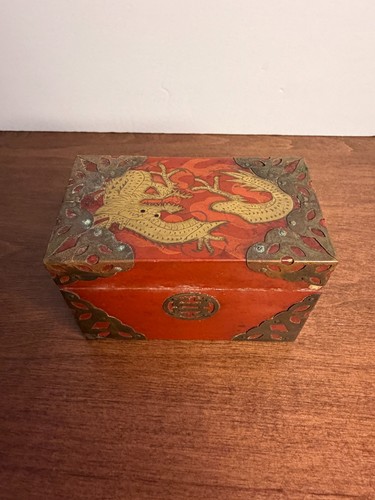 CAJA DE CARTAS ESTILO ASIÁTICO CON CARTAS~COLOR NARANJA CON FIGURAS DE LATÓN - Imagen 4 de 9