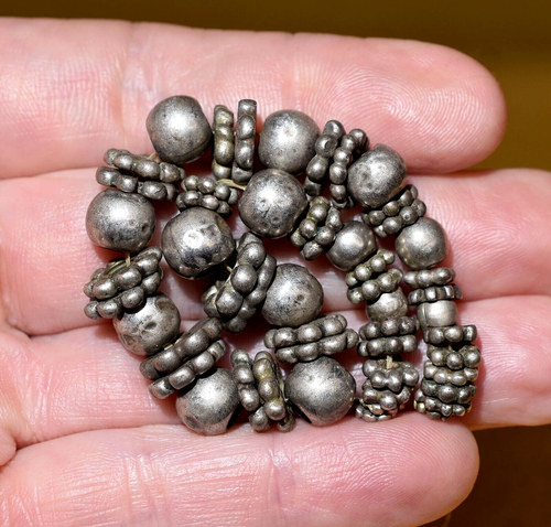 Antique Yemeni Ethnic Silver Round & Granulated Flat Spacer Bedouin Beads, Yemen - Foto 3 di 7