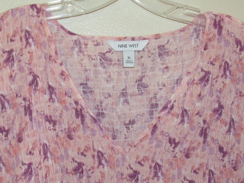 Nine West Womens XL Pink Top Smocked Blouse Short Puff Sleeves V Neck Floral - Foto 2 di 8