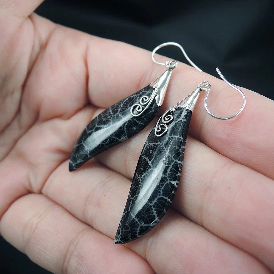 Orecchini in argento sterling 925 con corallo naturale nero a goccia... - Immagine 4 di 4