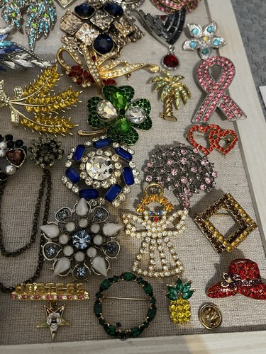 KONVOLUT 56 GOLD+SILBERFARBENE BROSCHEN "FARBIGER GLITZER STRASS", VINTAGE - JETZT - Bild 15 von 21