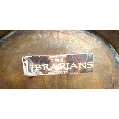 The Librarians Serie de TV Pantalla de utilería Usada Bronce Rana Dragón Tetera TNT Oregon - Imagen 4 de 4