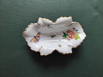Herend Blattschale aus Ungarn, handbemalt, Blumen u.Schmetterlinge mit Goldrand