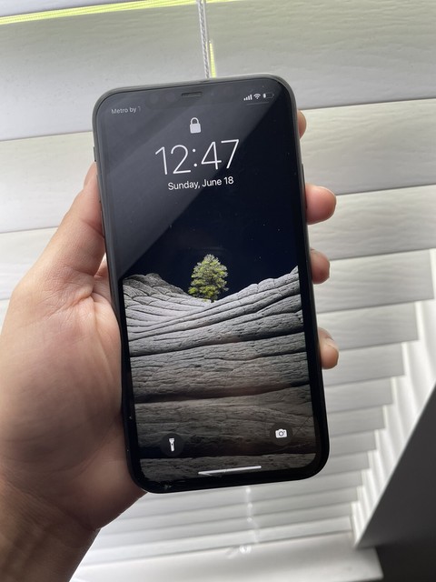 Apple iPhone 11 - 64GB - Black (Metro) A2111 (CDMA + GSM) W/ Otter Box. Read Apple iPhone 11 - 64GB - Black (Metro) A2111 (CDMA + GSM) W/ Otter Box. Read