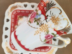 Royal-Scotland-Hand-Painted-Gold-rimmed-Set-of-4-red-Tea-Cups-amp-3-square-Saucers
