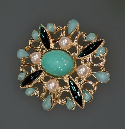 Baroque Vintage Inspired Oval Brooch Inlaid in Gold Tone Metal/ Green/ White - - Picture 5 of 7
