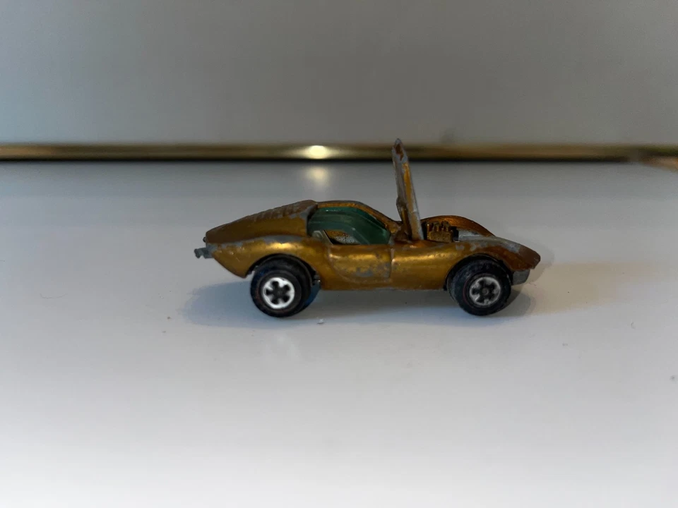 Johnny Lightning Topper Mako Shark Gold Red Inter. Red Line - Image 4 of 4