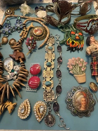 Vintage and Modern Costume Jewelry Earrings And Pins!lot 490