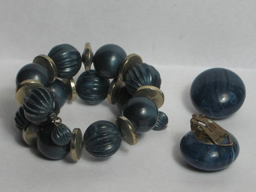 JUEGO DE PULSERA Y PENDIENTES DE BOTÓN VINTAGE DE PLÁSTICO BOBINA CUENTAS AZULES - Imagen 2 de 2