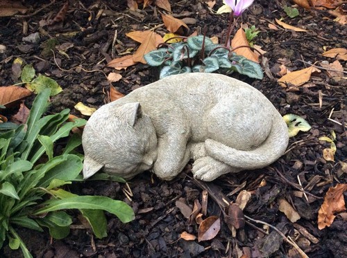 STONE GARDEN SMALL SLEEPING CAT KITTEN MEMORIAL ORNAMENT STATUE - Picture 4 of 6