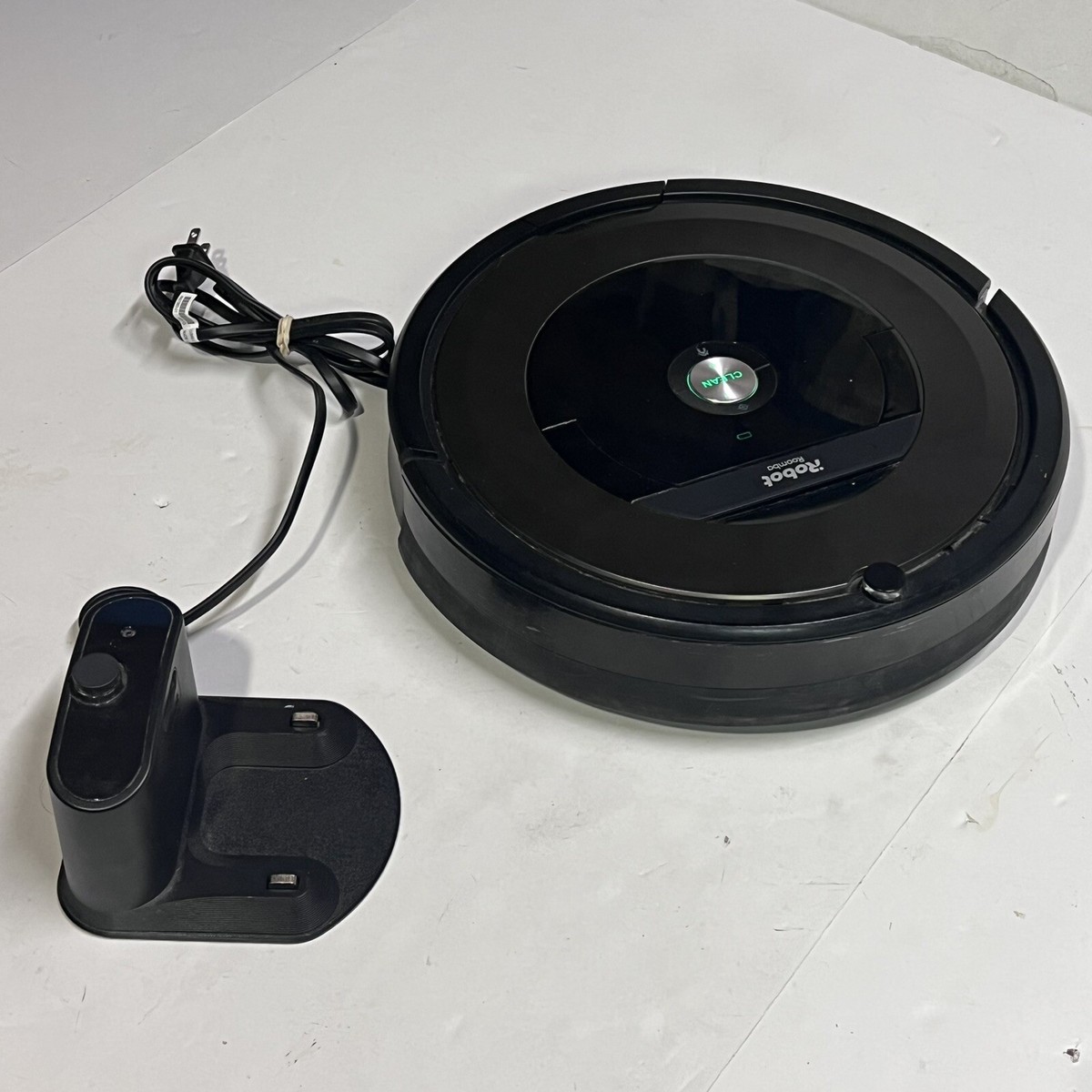 iRobot Roomba 890 robot vacuum WiFi Enabled With Charger