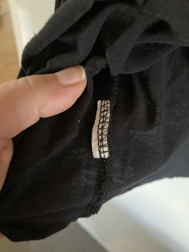 "CAMISETA: CAMISA GRANDE NEGRA GENUINA OFICIAL MANGA LARGA ""AMIGOS"" LOGOTIPO NIÑAS - Imagen 5 de 5