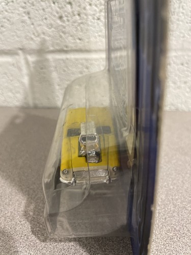 Muscle Machines Die Cast '54 Nash Metropolitan - Picture 4 of 5