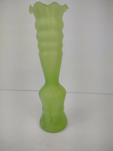 Hand Blown Art Glass bud Vase lime Green White Swirl Ruffle Edge 8" tall - Picture 9 of 11