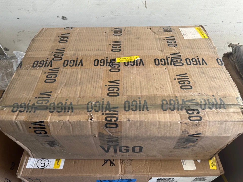 Fregadero de baño de superficie maciza Vigo Wisteria 23-1/8" - VGT945 Foto 2 de 3