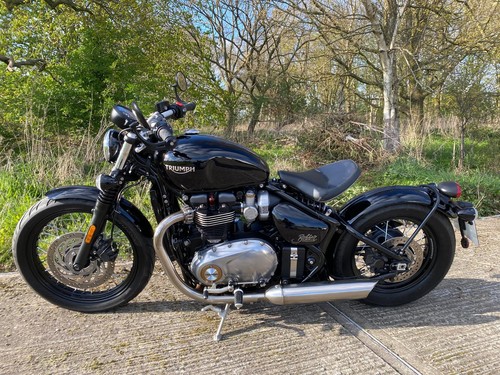 TRIUMPH BONNEVILLE 1200 BOBBER, 2017 4435 MILES, LOVELY, ONE OWNER++ RESERVED ++ - Picture 5 of 10