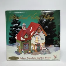Heartland Valley Village Santa’s Workshop Porcelain Lighted House Retired READ