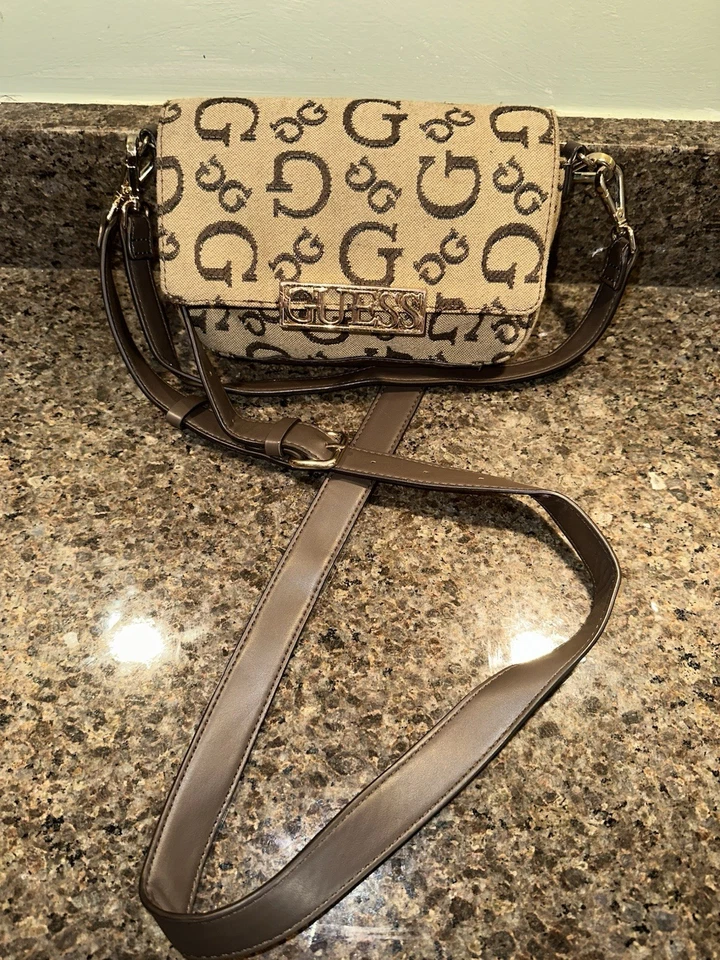 Bolsa de mão GUESS magnética marrom tiracolo bolsa de ombro logotipo marrom FG916478 - Imagem 2 de 4