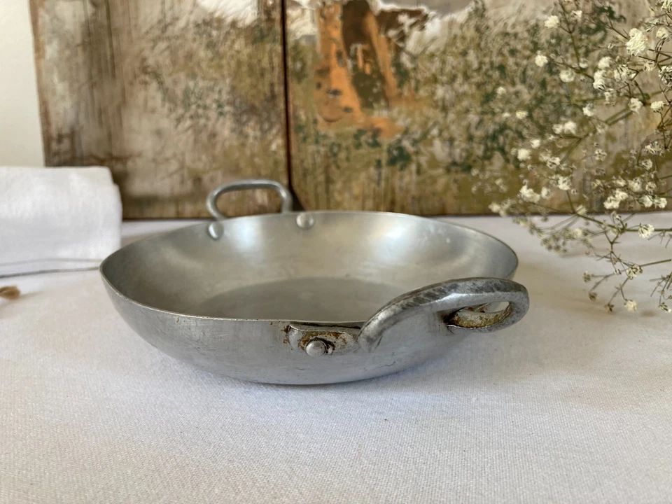 526⚜️ Ancien Petit Plat Rond Avec Anses en Aluminium Diamètre 14 Cm Vintage - Photo 4/4
