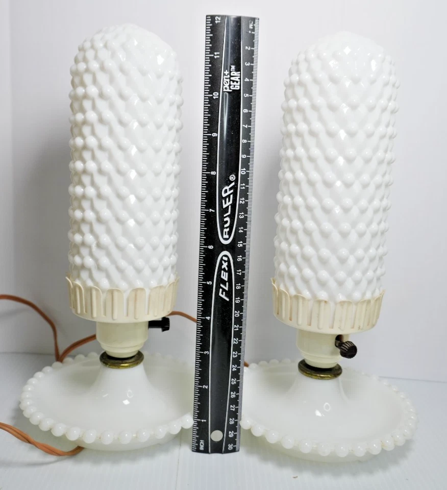 Par de abajures de mesa atômicos de vidro leitoso vintage • Hobnail MCM retrô era espacial - Imagem 2 de 4