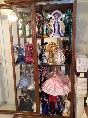 Bob Mackie Barbie - Gold - Mint Condition with Original Display Case and Shipper - Picture 10 of 10