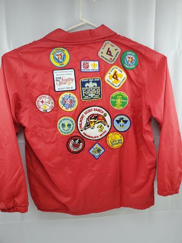 Chaqueta de nailon vintage de los años 80 Boy Scouts of America roja a presión completa parches grandes - Imagen 2 de 6