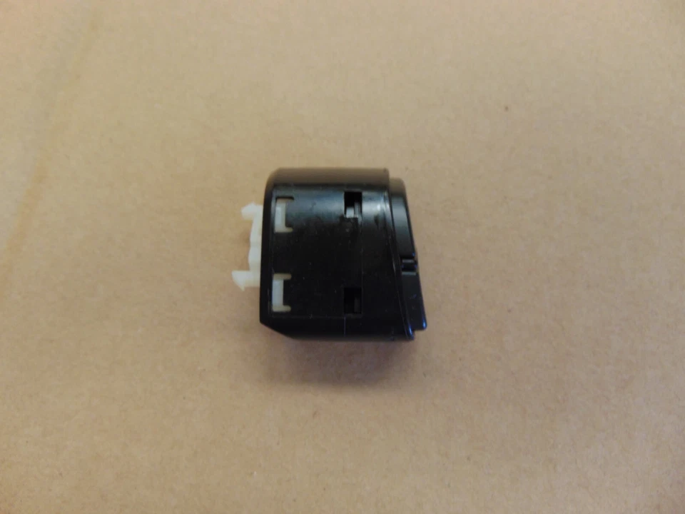 2003-2006 CHEVROLET SILVERADO TAHOE INTERRUPTOR DE VOLANTE INFERIOR DIREITO 21997739 - Imagem 2 de 3