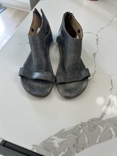 Bed/Stu Stylish grey leather sandals. Features in good condition size 8,5