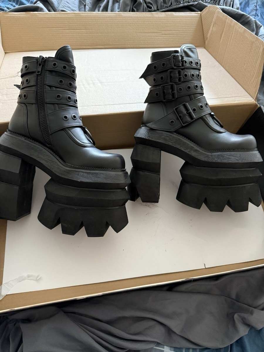DOLLS KILL Widow スカルバックルコンバットブーツ Widow Vegan Leather Buckle Platform Boots – Dolls Kill