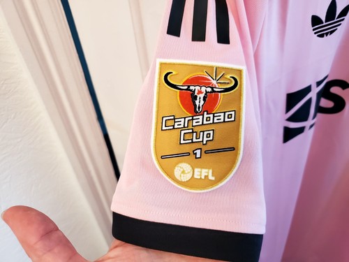 LARGE Newcastle United 25/26 Trefoil Goalkeeper Top PINK OFFICIAL CARABAO BADGE