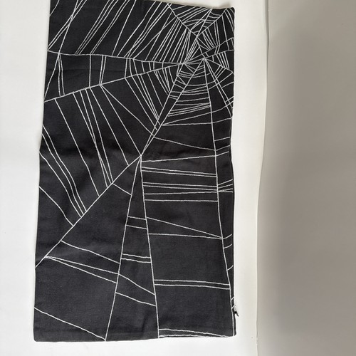 West Elm Halloween Spinnennetz Kissenbezug 12x21 schwarz - Bild 2 von 6