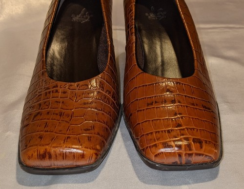 LifeStride Studio decolte donna in pelle goffrata di coccodrillo misura 8,5 M marrone - Foto 4 di 10