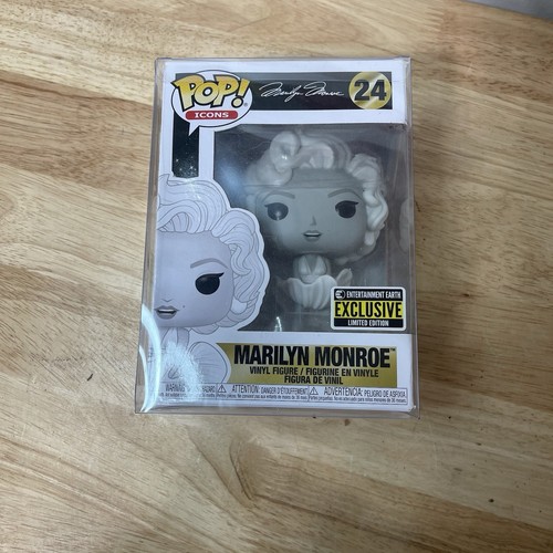 Funko Pop! #24 Marilyn Monroe Black & White Exclusive w/ Protector *Vaulted* - Picture 8 of 19